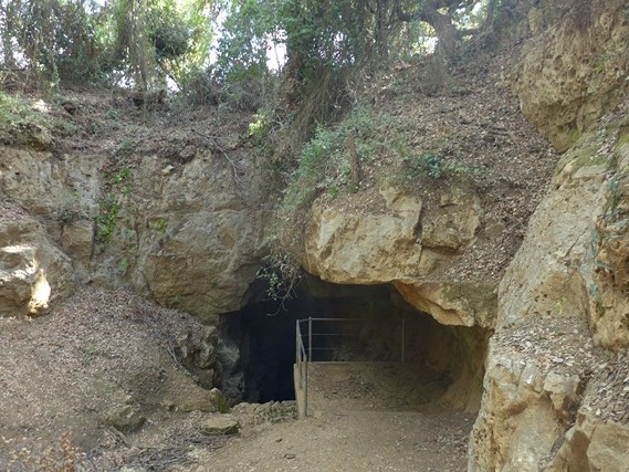 קובץ:Mearat paar.jpg
