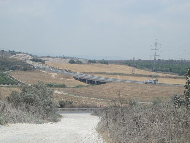 קובץ:Aqueduct road2.jpg